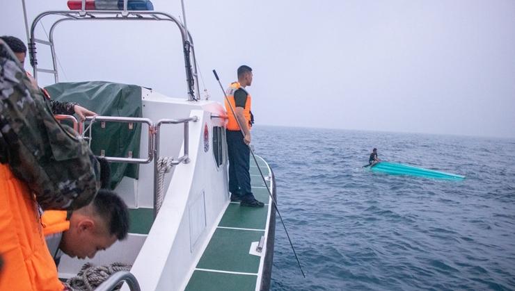 20分钟抵达！广东海警勇救5名翻船游客