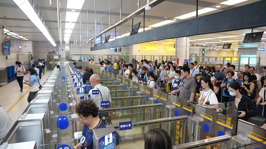 清明节假期首日深圳湾口岸查验出入境旅客13.2万人次