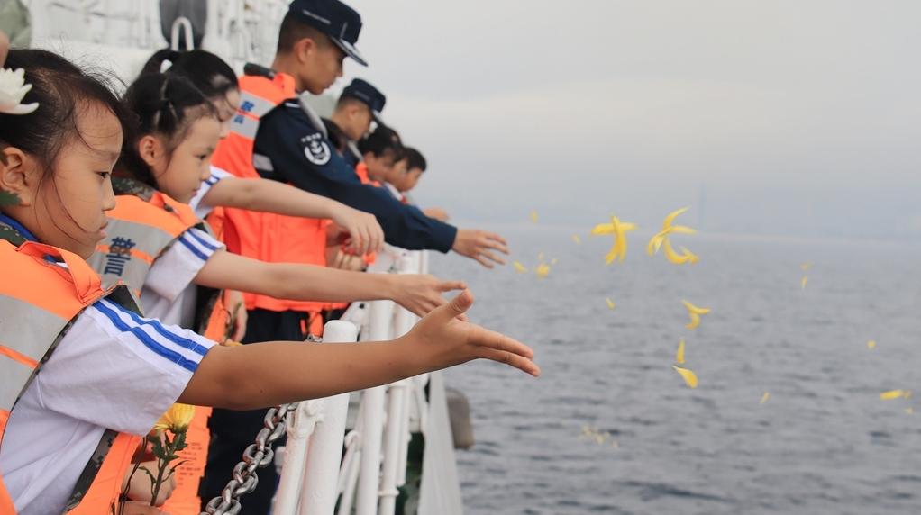 清明祭 深圳海警局联合驻地学校出海致敬英烈