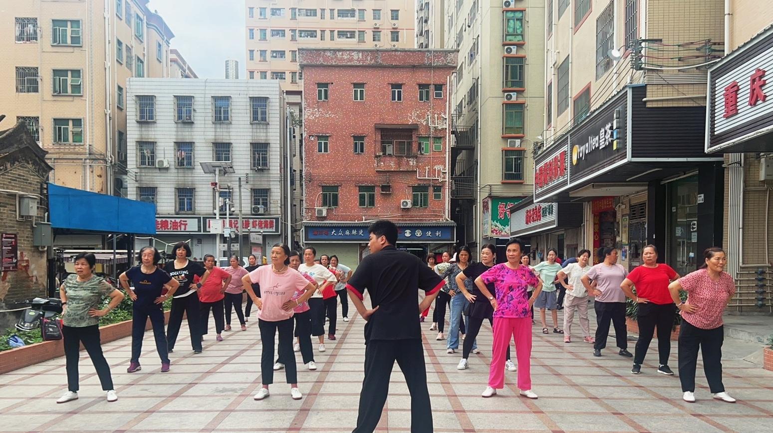 公明街道政协委员开展“太极进社区”活动受欢迎