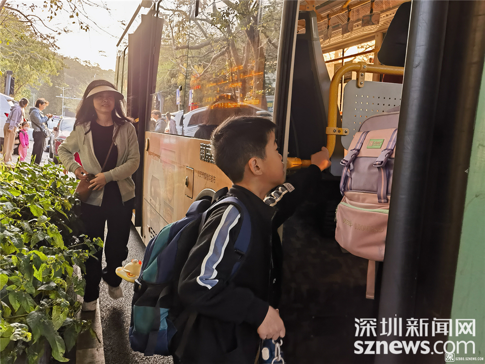 莲塘街道携手巴士集团开通定制专线，解决百名学子出行难问题