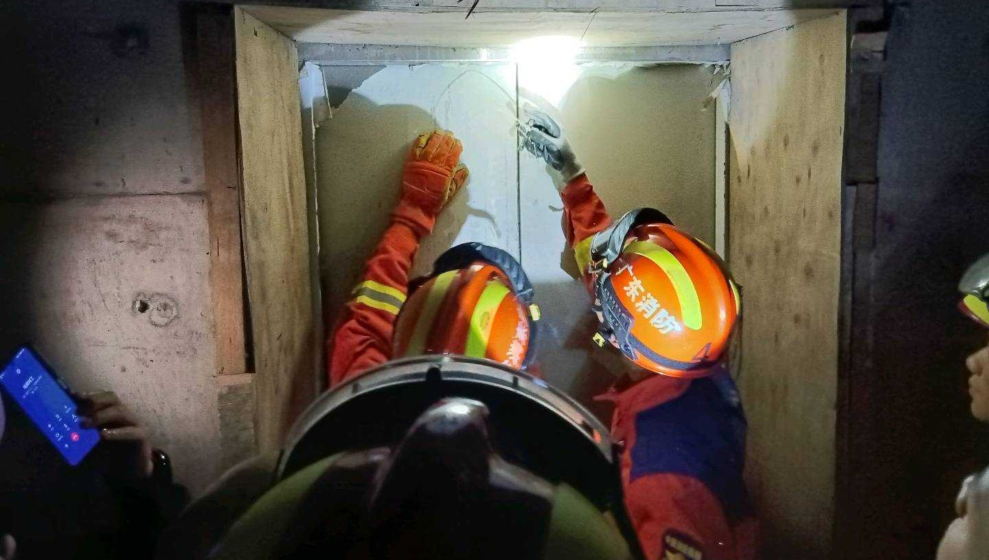 电梯突发故障六人被困轿厢 罗湖消防紧急撬门