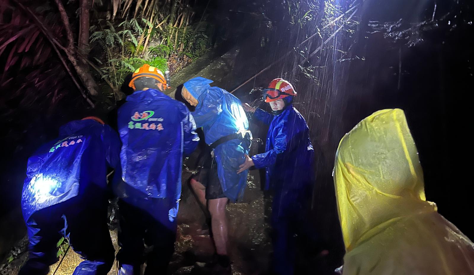 一家五口雨夜被困深山，深圳市坪山区应急管理局森防大队紧急救援