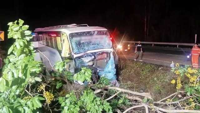 泰国一载中国游客大巴车祸致1死33伤 司机当场死亡