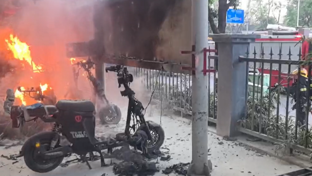 南头街道室外三辆电动自行车起火 深圳消防紧急扑灭