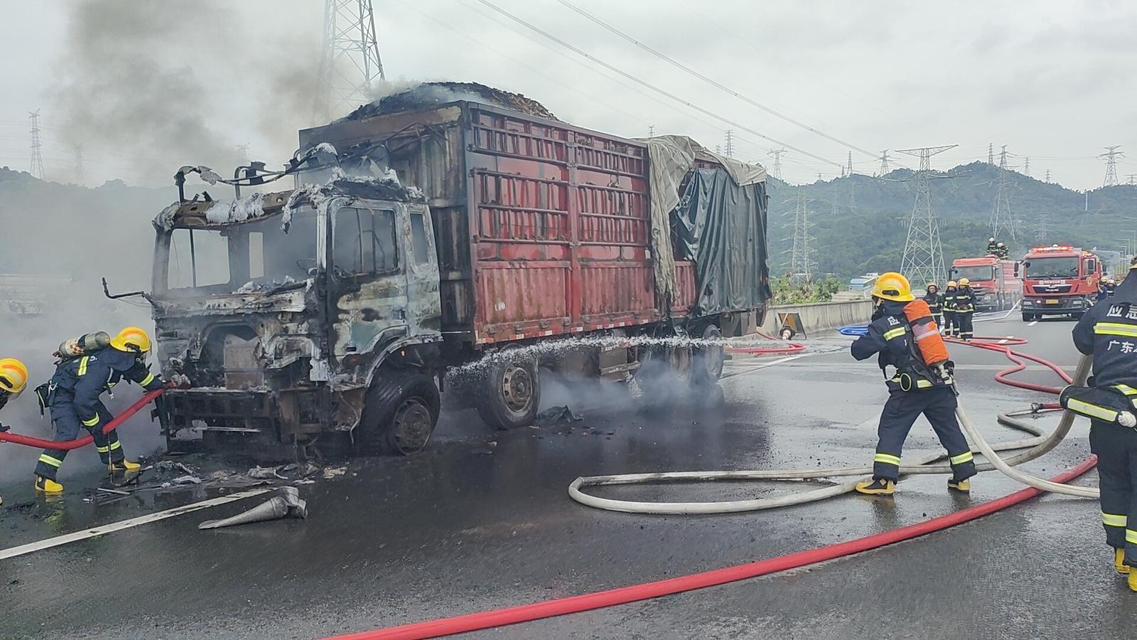 一货车行驶高速途中自燃，深圳消防快速扑救