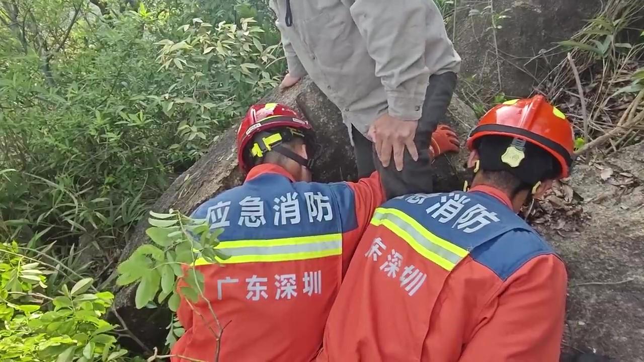 一男子登山被岩石卡住，深圳消防紧急救援
