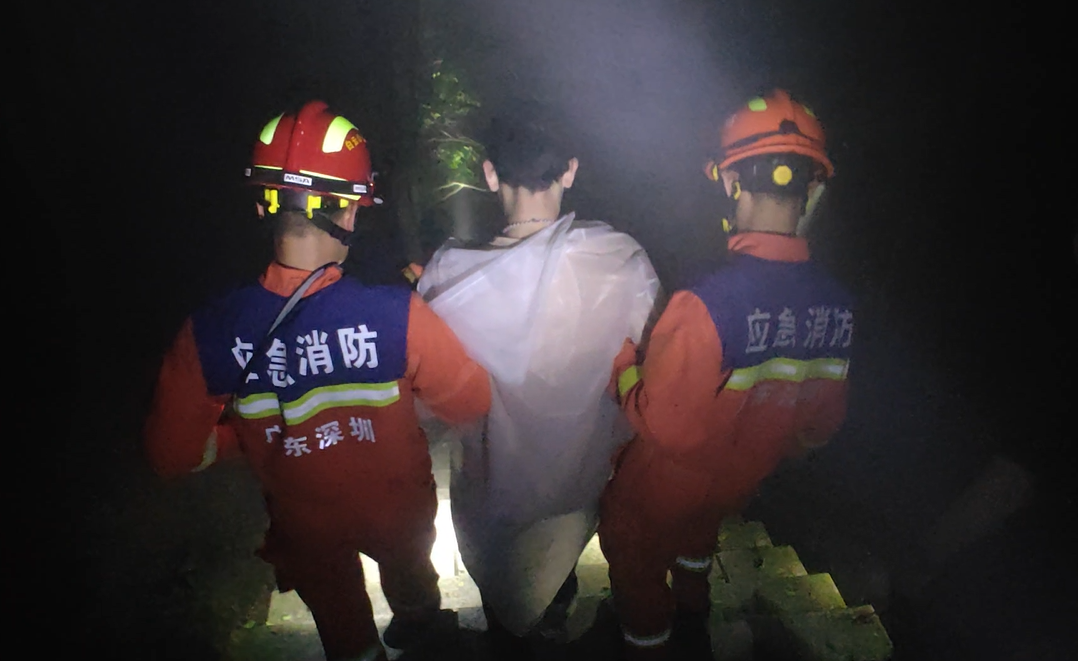 一男子深夜爬山虚脱被困阳台山 深圳消防紧急救援