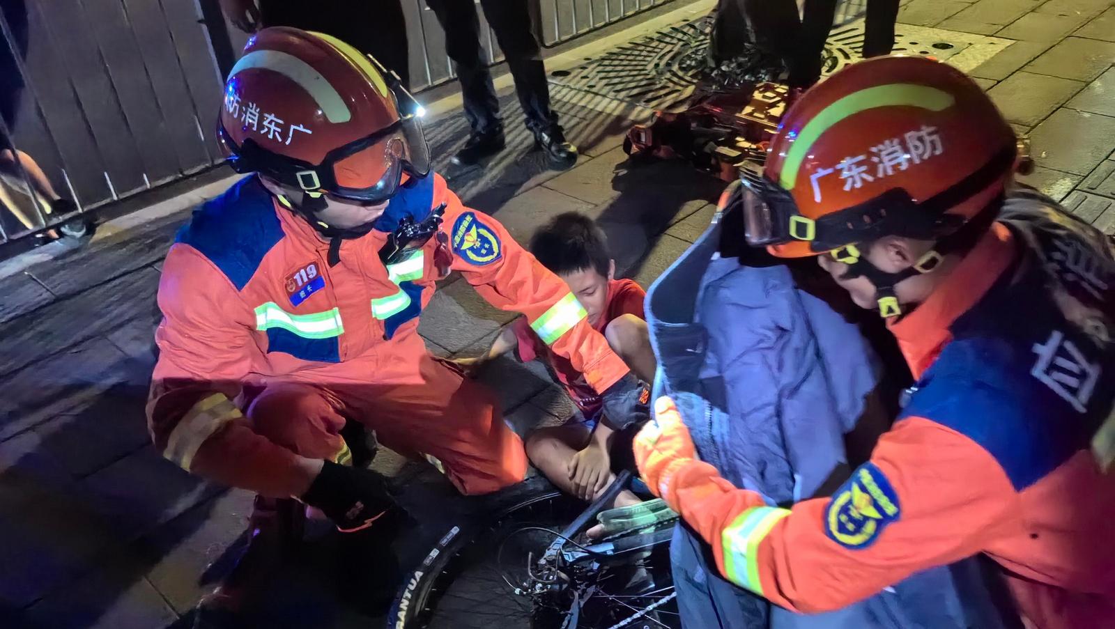 男孩骑车摔倒导致脚被卡进自行车轮，深圳消防快速救援