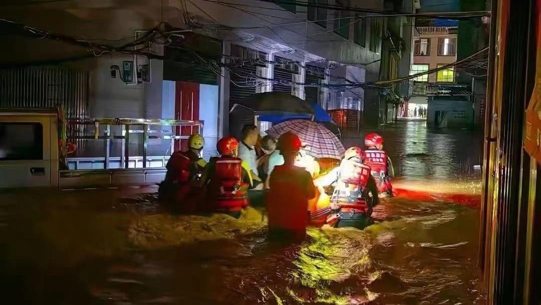 暴雨导致广西百色那坡县城区内涝 多处被淹
