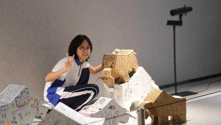 以废弃材料编织童真 16岁深圳女孩策划了一个儿童艺术作品展