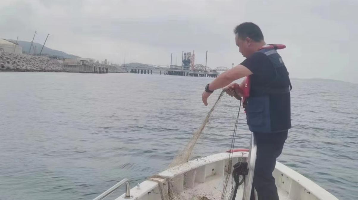 市海洋综合执法支队组织开展海洋伏季休渔“清网”专项执法行动
