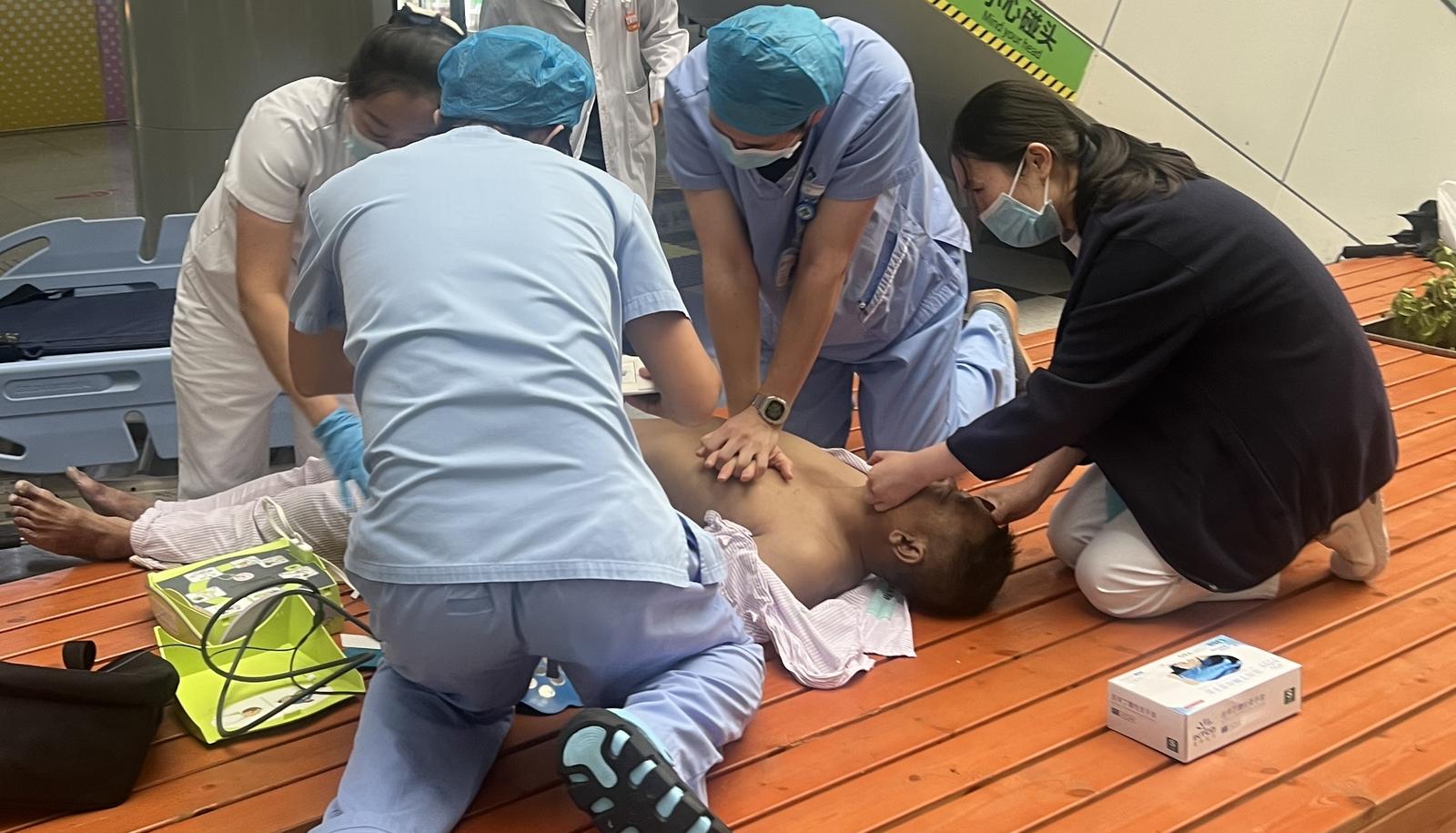 12分钟1000多次按压，港大深圳医院男护士抢救心跳骤停患者