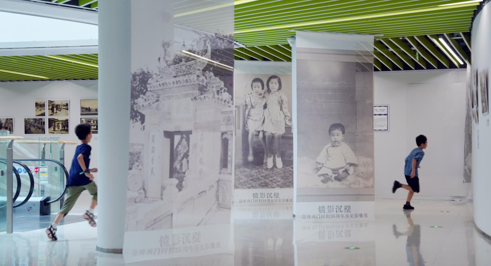 “镜影沉壁”澳门回归25周年影像展在深圳妇儿大厦展出