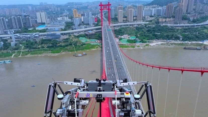 成功登顶重庆寸滩长江大桥索塔的“攀登者号”，来自深圳