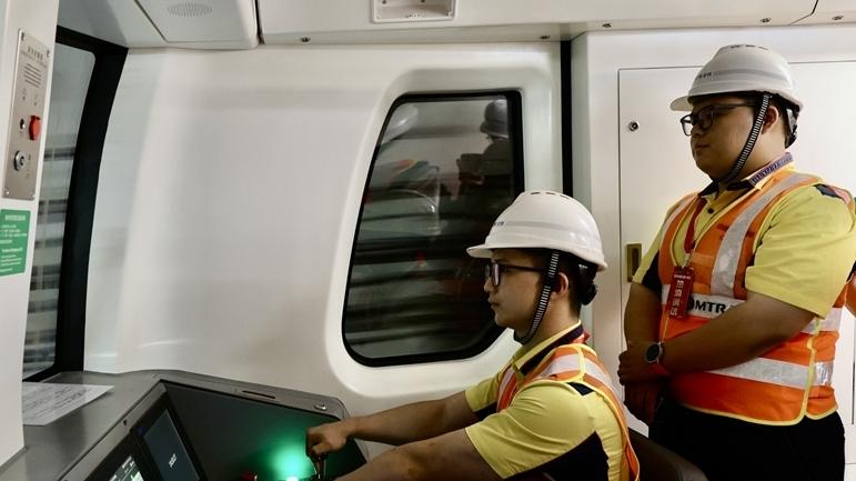 连接深圳湾口岸至科技园 深圳地铁13号线南段热滑成功进入开通倒计时