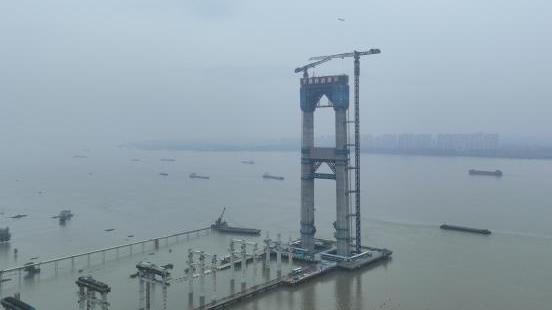 世界最大跨度四主缆体系悬索桥主塔全部封顶