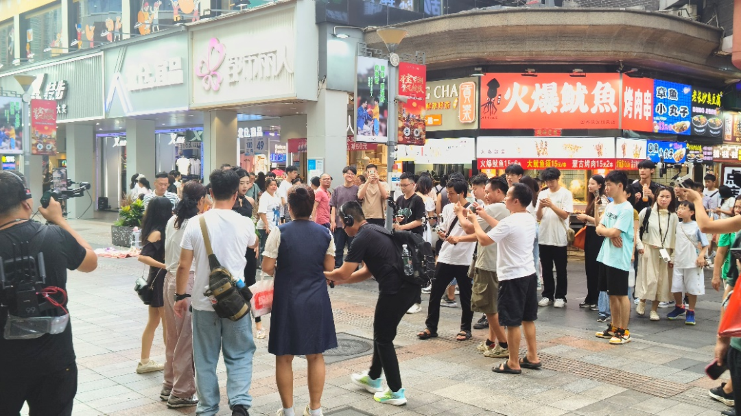 现象级直播：为什么是在深圳东门？