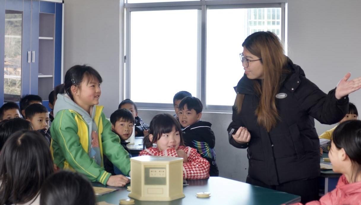 “智趣科学”大手牵小手，深圳大学帮扶团队带领乡村孩子走进科学世界