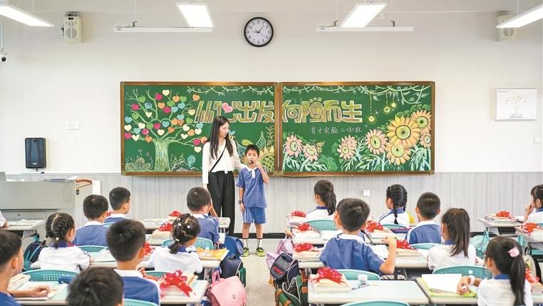 深圳中小學開學講求儀式感 花式黑板報寫滿老師祝福與期盼