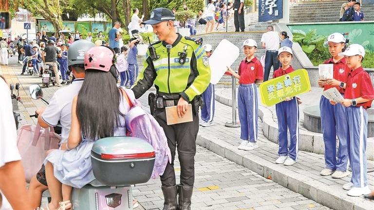 開學首日全市交通井然有序 交警“鐵騎熊”主題頭盔亮相