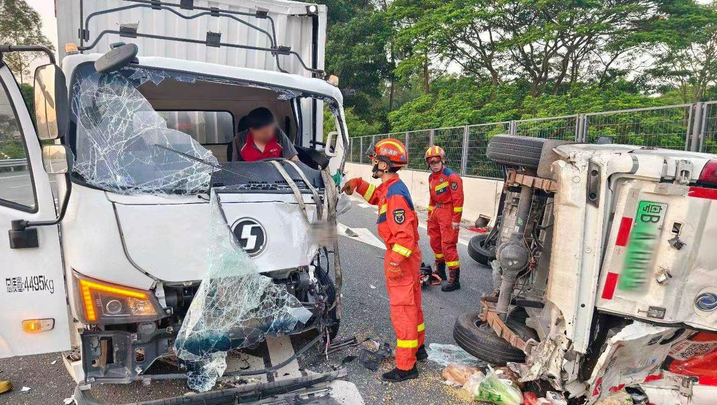 龍大高速兩車追尾 前車側(cè)翻后車駕駛艙嚴重變形 寶安消防成功救援