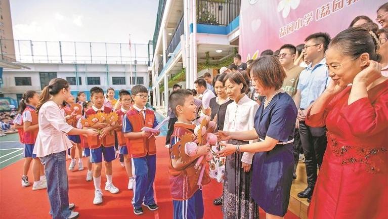 校長深情贈書 歌聲傳遞祝福 版畫致敬師恩 深圳校園里的教師節(jié)樸素又溫馨