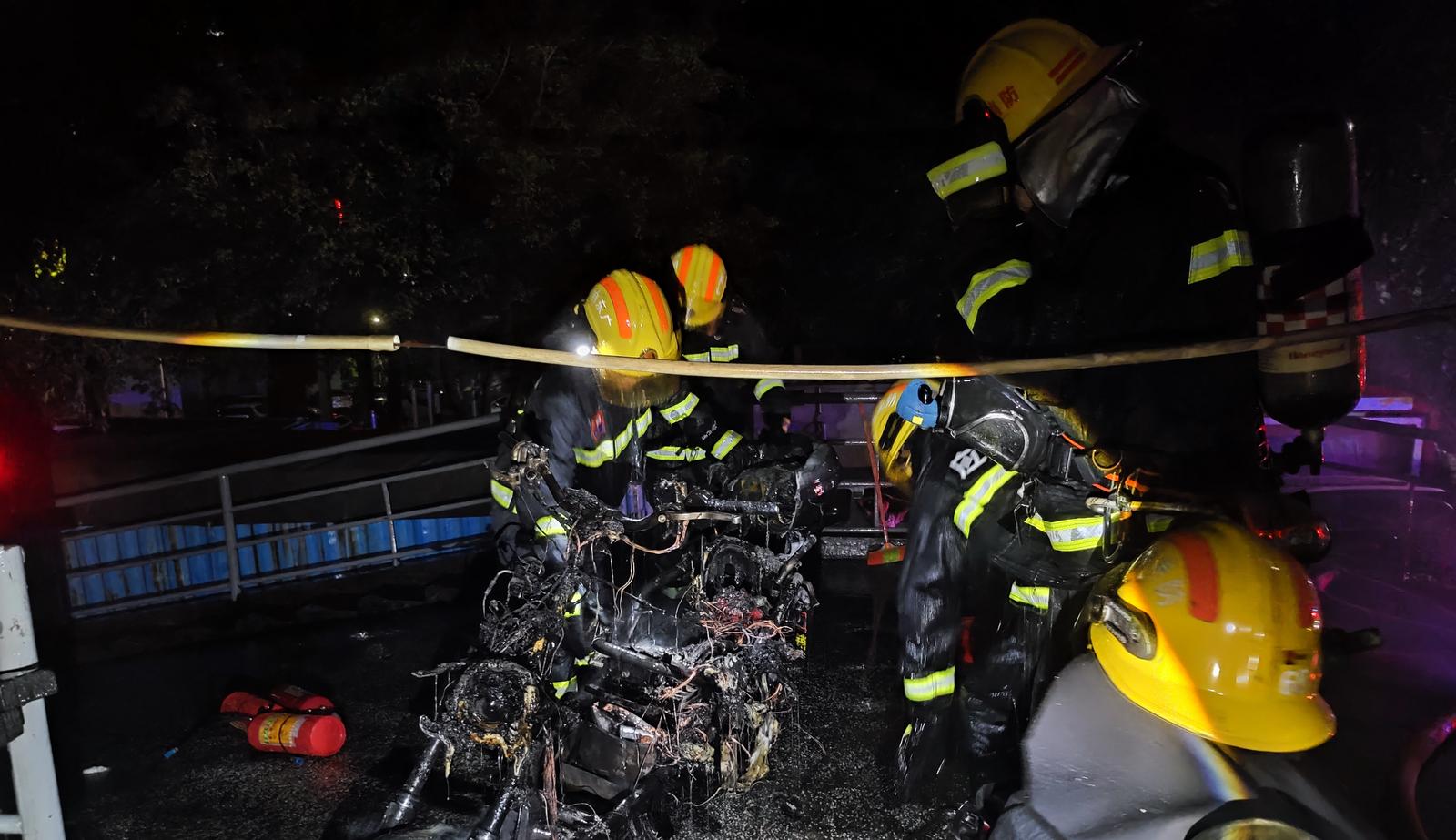 光明某小區(qū)電動車充電深夜自燃波及4輛車