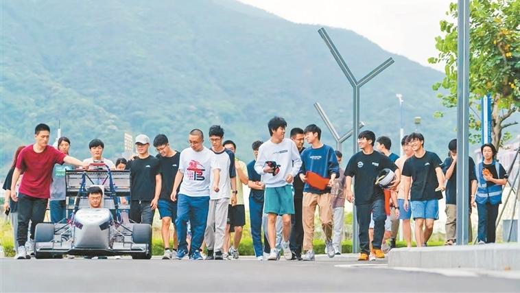 这群深圳大学生造了辆方程式赛车