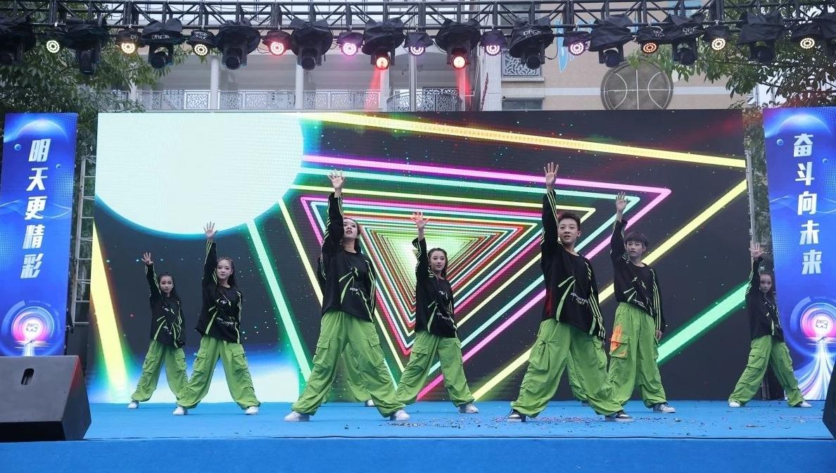 明天更精彩，奋斗向未来——育才三中第二十一届体艺节暨第二届科学周举行