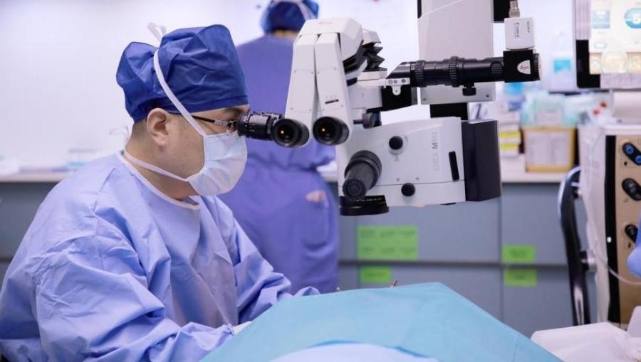 当高度近视遇上白内障，这位眼科医生挽救视力