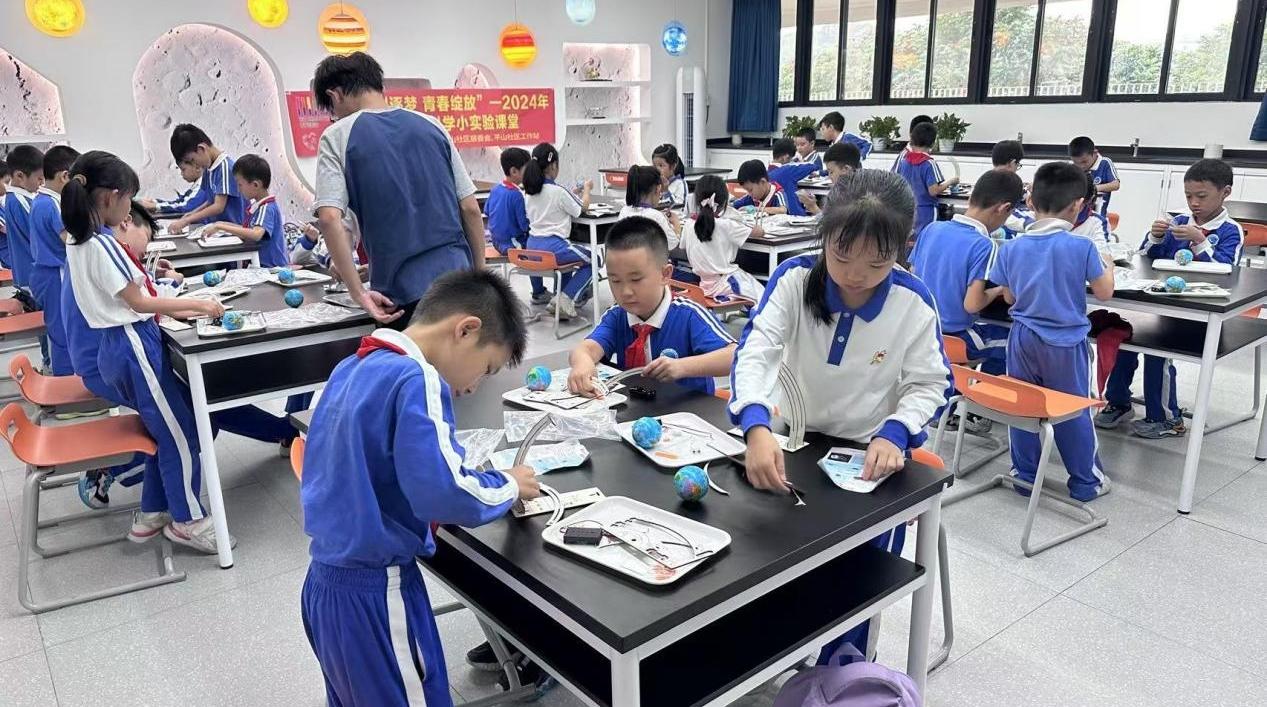 “科创逐梦 青春绽放”2024年青少年科学小实验课堂走进平山小学
