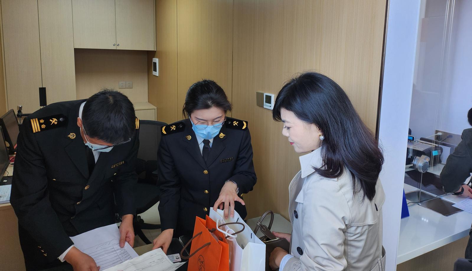 深圳市首个陆路口岸离境退税试点在文锦渡口岸启用