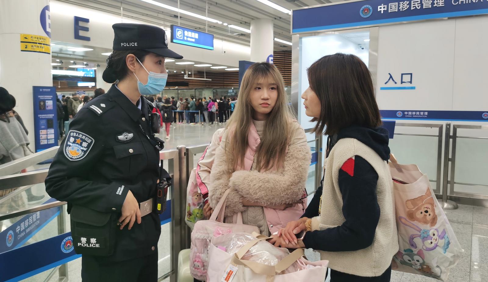 香港公众假期首日福田口岸迎来入境客流高峰