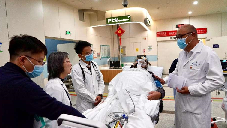 深港“点对点”直达 粤港跨境直通救护车转运首例患者