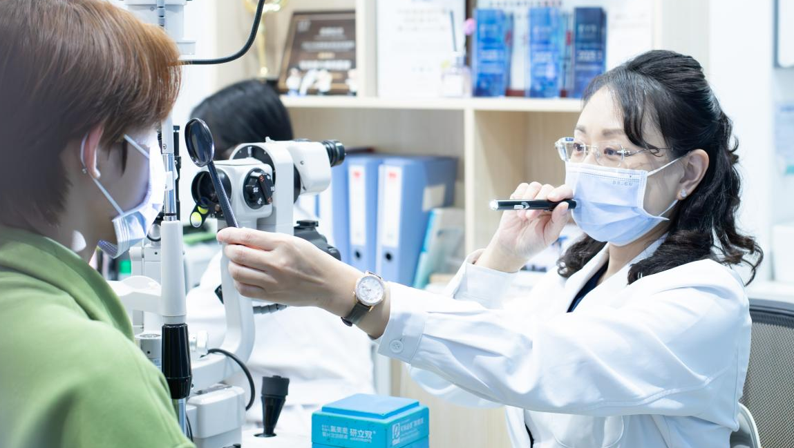 16岁学生远视竟错戴一年近视眼镜! 医生提醒：专业检查非常重要