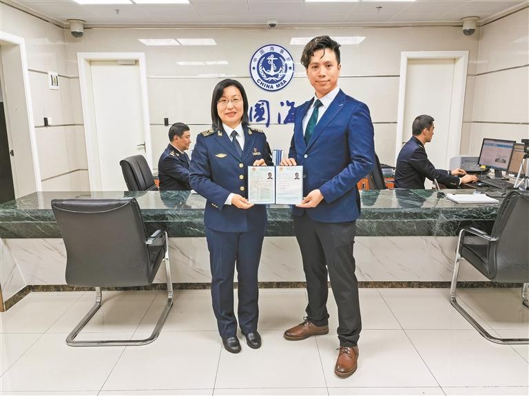 深港海事规则衔接迈出关键一步 首位香港籍船员换证入职深圳邮轮