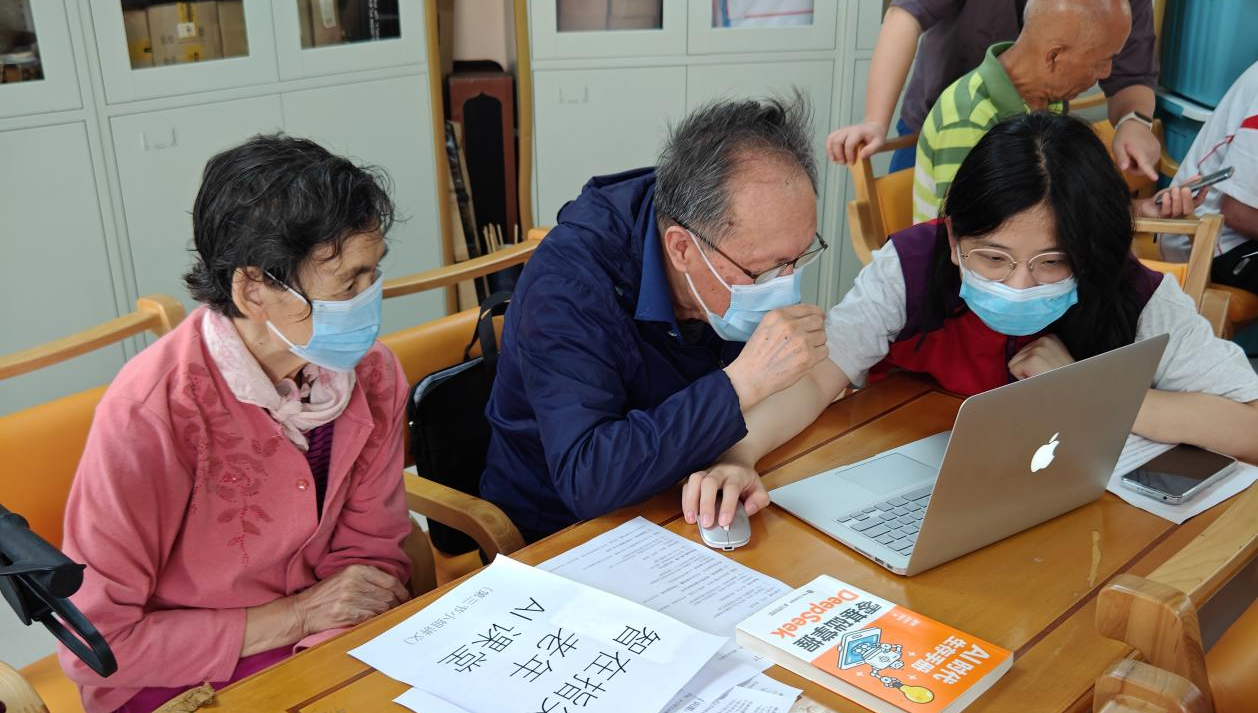 叔叔阿姨玩转AI！南山这届银发族太幸福啦