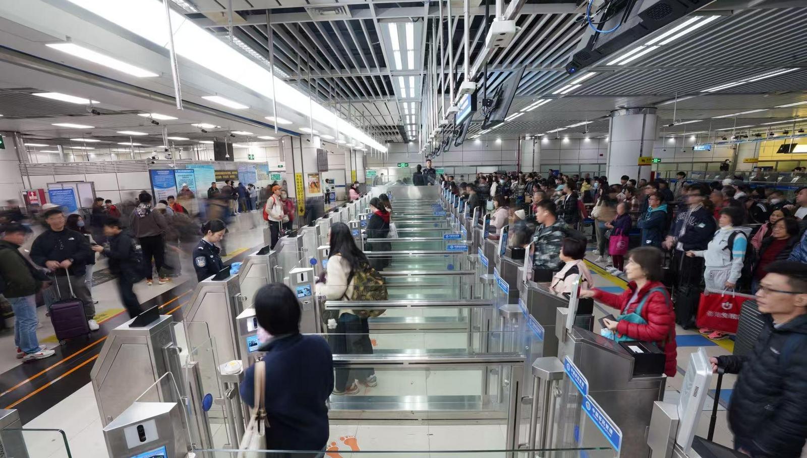 深圳湾边检站已查验“一签多行”旅客超21万人次