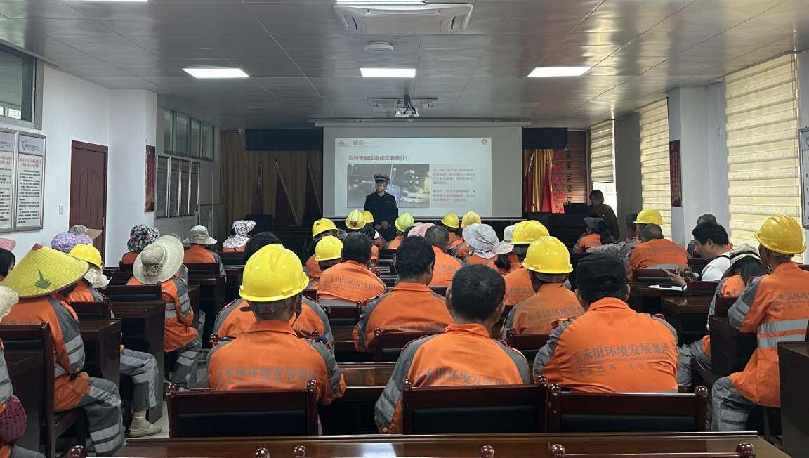 光明交警为环卫工人送上“安全锦囊” 筑牢城市“美容师”安全防线