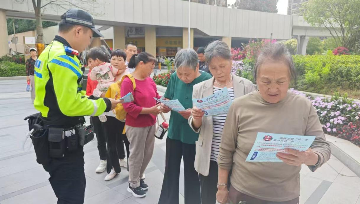光明交警联合凤凰街道开展交通安全宣传进社区活动​