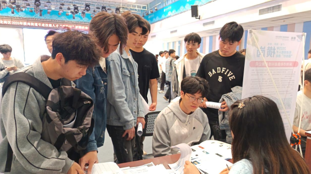 “招聘会 + 座谈会” 双轮驱动，横岗赴南昌招才引智成果亮眼