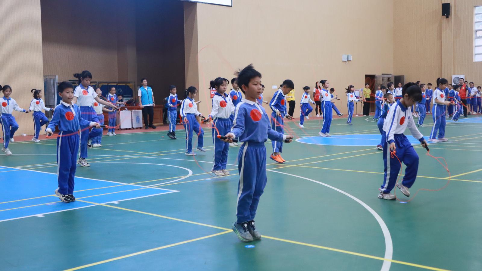 ​大鹏新区举办小学生万人跳绳比赛