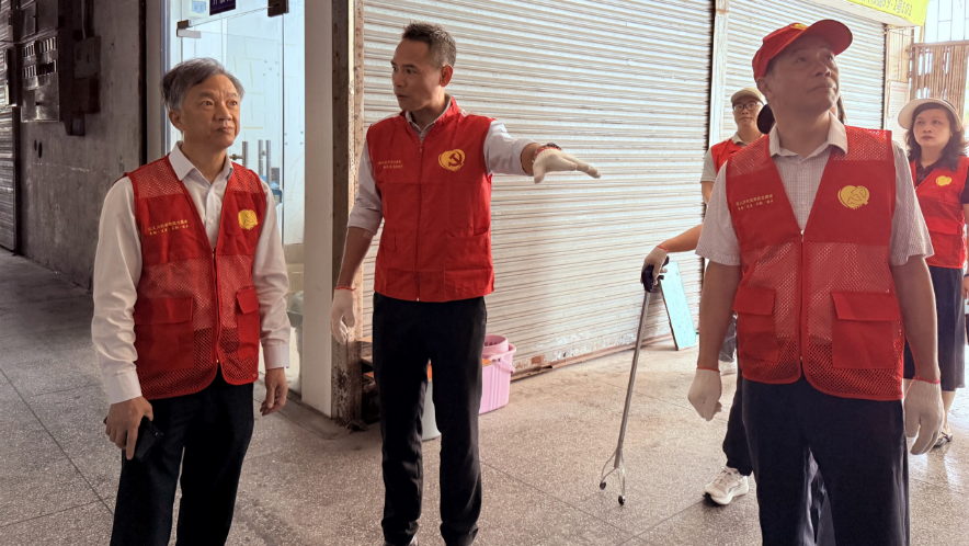 龙岗区人大机关党员走进六约南社区开展服务群众主题党日活动