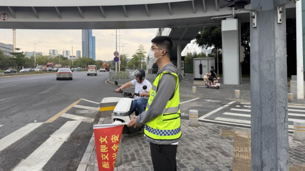 宝龙街道织密重点路口交通安全“防护网”