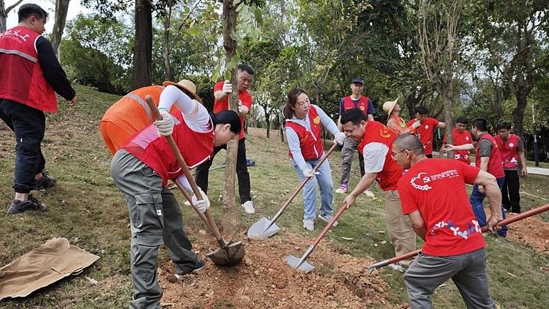 龙岗坪地街道中心社区开展”党建引领•绿美共建”公益植树活动