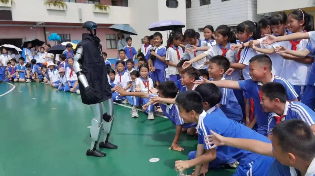 机器人机器狗突然闯进深汕校园