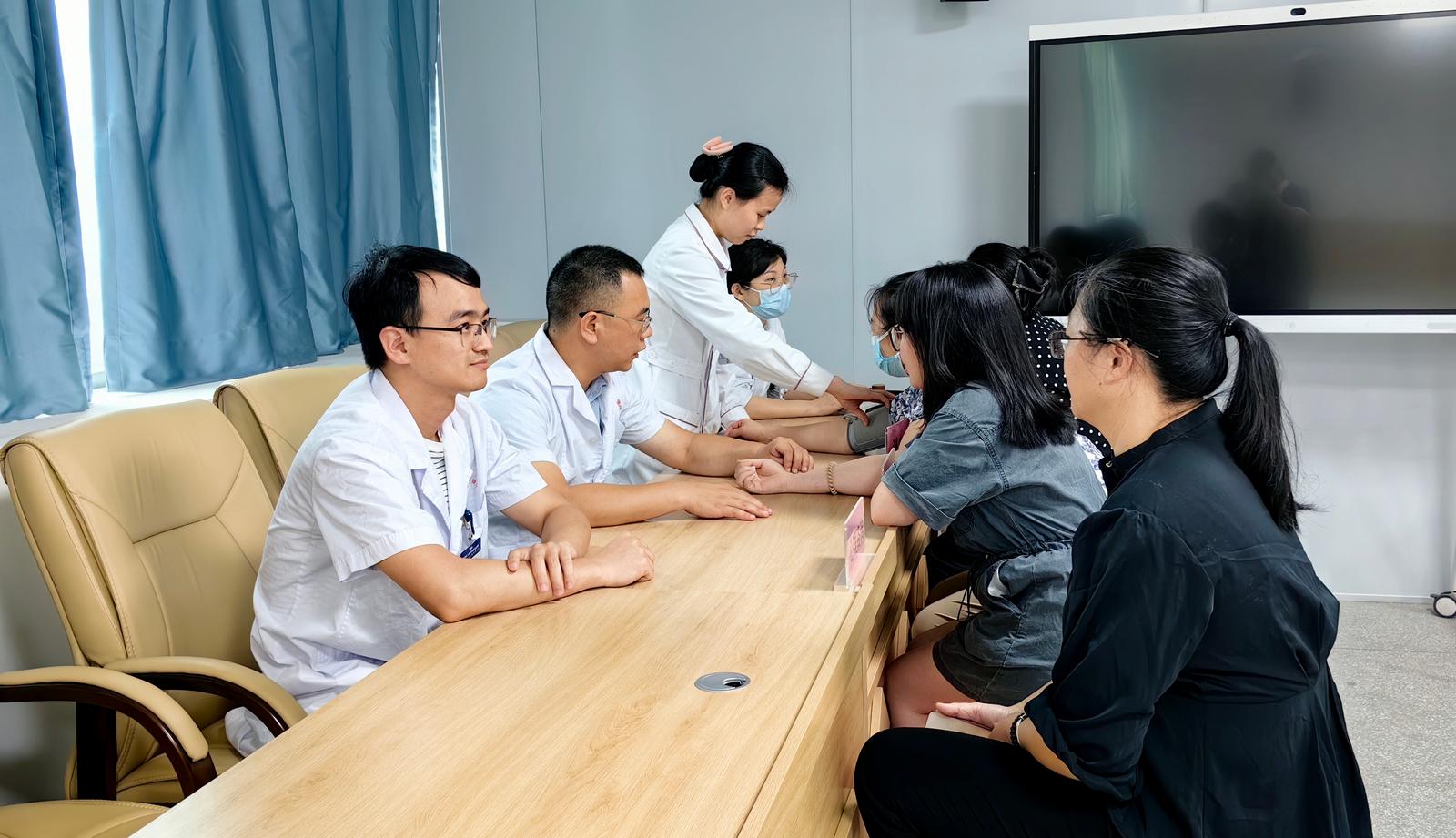 大鹏妇女联合会为“超人妈妈”们点亮微光