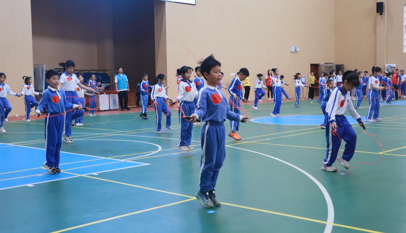 大鹏新区举办“大鹏山海跳 健康筑梦绳”万人跳绳比赛