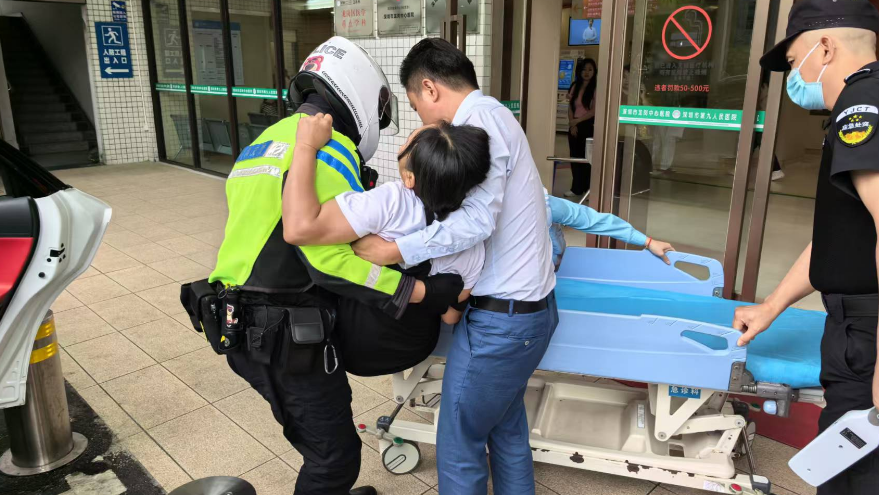 仅用7分钟穿越拥堵车流 龙岗铁骑护送全身痉挛昏迷女子就医